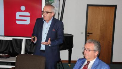 Bild: kro
Umfassend erläuterte Vorstandsvorsitzender Ludwig Zitzmann (linsk) dem Marktrat und Bürgermeister Toni Dutz die Pläne der Sparkasse für eine neue Geschäftsstelle in Wiesau.