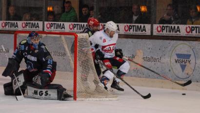 Bild: gb
Die Blue Devils mussten am vergangenen Wochenende in den Spielen in Selb (Szene mit Herbert Geisberger/rechts) und zu Hause gegen Lindau bittere Punktverluste hinnehmen. In beiden Partien kassierten die Weidener wenige Sekunden vor Schluss den Ausgleich. Am Wochenende warten schwere Aufgaben: Am Freitag gastiert Spitzenreiter Deggendorfer SC in der Hans-Schröpf-Arena, am Sonntag geht’s zum Tabellendritten SC Riessersee.