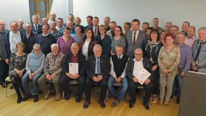 Bild: nm
Die SPD-Verantwortlichen und die Ehrengäste hatten zahlreiche Hände zu schütteln. Franz Gleißner (sitzend, Dritter von links) und Willi Schubert (sitzend, Zweiter von rechts) sind als Spitzenreiter unter den langjährigen Mitgliedern bereits sechs Jahrzehnte bei den Genossen.