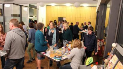 Bild: jml
Das Büchereiteam hat den Wein-Lese-Abend gut vorbereitet. Bei den vielen Besuchern gibt es manchmal kaum mehr ein Durchkommen zu Büchern, Heften und Häppchen.