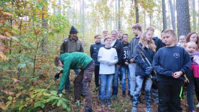 Bild: jzk
Stadtförster Klaus Ferber (links) gab den Achtklässlern Anweisungen zur richtigen Pflege des Schulwaldes.