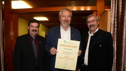 Bild: bey
Kreisvorsitzender Helmut Grünbauer (links) und Bezirksvorsitzender Reinhard Ott (rechts) überreichen Arthur Weber das "Große Goldene Ehrenzeichen" des Landesverbandes Wohneigentum.