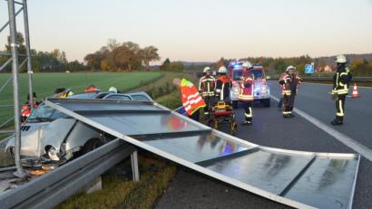 Bild: dob
Am Betonfundament einer großen Hinweistafel endet die Fahrt.