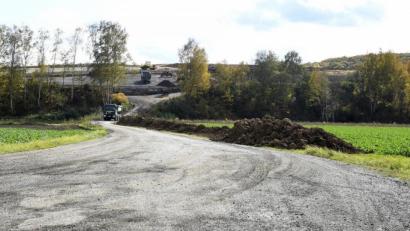 Bild: Petra Hartl
Derzeit laufen die letzten Arbeiten am alten Schlackenberg der Luitpoldhütte. Hier soll eine große Freiflächen-Photovoltaikanlage entstehen.