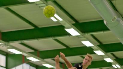 Bild: Günter Uschold (gud)
Die Herren des HV (hier: Tobias Wild) wollen auch die Hürde HC Weiden überspringen.