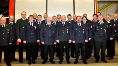 Bild: es
Kreisbrandinspektor Martin Weig, Kreisbrandrat Marco Saller und Landrat Andreas Meier (von links) ehrten Feuerwehrleute für 25 und für 40 Jahre aktiven Dienst. Dazu gratulierten auch Bürgermeister Max Völkl und Kreisbrandmeister Christian Demleitner (von rechts).