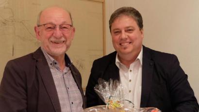 Bild: ohr
Nachträglich gratulierte der Vorsitzende der Verbandsversammlung des Zweckverbandes zur Wasserversorgung der Pretzabrucker Gruppe, Bürgermeister Hans Gradl (rechts; Schwarzach), seinem Stellvertreter Georg Köppl (Altendorf) 65. Geburtstag und überreicht e ein Präsent.