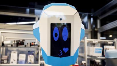 Bild: Christoph Soeder/dpa
Das "Gesicht" des neuen humanoiden Verkaufsroboters von Conrad Electronic ist bei seiner Pressepräsentation in der Filiale Berlin-Schöneberg zu sehen. Im Gegensatz zu seinen Vorgängern ist dieser Verkaufsroboter der erste, der bei einem Elektronikhändler Waren aus dem aktuellen Sortiment direkt an Kunden verkauft – und das auch außerhalb der regulären Öffnungszeiten.