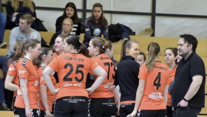 Bild: Ziegler
Auszeit bei den Handballerinnen der HG Amberg mit Co-Trainer Christof Heiduk (rechts) und Trainerin Nadine Pohl (Mitte rechts).