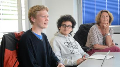 Bild: Gabi Schönberger
Die Bewegung Fridays for Future mit Lukas Prölß und Tim Ramm (von links) stellt konkrete Forderungen an die Stadt. Auch viele Erwachsene sind dabei wie Anna Süß aus der Elterngeneration.