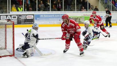 Bild: Roland Rappel
Der langjährige DEL-Spieler Thomas Greilinger (rotes Trikot, Szene aus dem Testspiel der Blue Devils in Deggendorf) ist der Top-Stürmer des Oberliga-Spitzenreiters Deggendorfer SC. Am Freitag um 20 Uhr gastiert der DEL2-Absteiger und Top-Favorit auf den sofortigen Wiederaufstieg in der Weidener Hans-Schröpf-Arena. Am Sonntag treten die Blue Devils beim SC Riessersee an.
