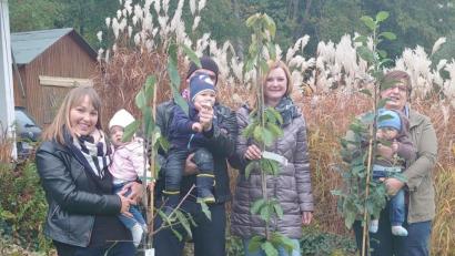 Bild: sgs
Im Rahmen der Kinderaktion wurden Geburtsbäume an Julian Kirsch (Mitte)), Ella Kraus (links) und Xaver Roth (rechts) sowie ihre Eltern übergeben.