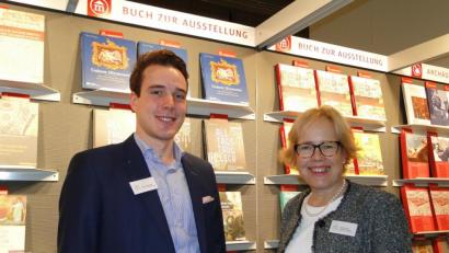 Bild: esa
Felix Weiland und Professor Jutta Dresken-Weiland vom Regensburger Verlag Schnell und Steiner in ihrem Stand auf der Frankfurter Buchmesse.