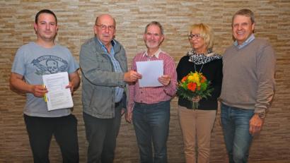 Bild: nm
Der frühere Kassier Eduard Malzer (Mitte) wird beim Fotoklub zum Ehrenmitglied ernannt. Zu der Auszeichnung gratulieren Nachfolger Matthias Frischholz, Vorsitzender Bernhard Neumann, Ehefrau Waltraud und Technischer Leiter Manfred Bock (von links).