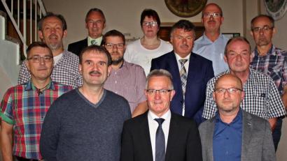 Bild: R. Kreuzer
Die Bäko mit Geschäftsführer Walter Beer (vorne, Mitte) ehrt ihre Mitglieder und langjährige Betriebszugehörige. Geehrte Mitglieder und langjährige Betriebszugehörige.