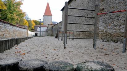 Bild: Stephan Huber
Der Spielplatz im Zwinger hinter dem Vilstor soll im kommenden Jahr eine deutliche Aufwertung erfahren. Er ist Teil eines Konzepts, das die Schaffung von zusätzlichen Spielmöglichkeiten für Kinder sowie Treffs für Jugendliche vorsieht.