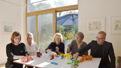 Bild: Stahl, Christoph 
Die Ausrichter üben sich schon einmal vorab im Hausbau (von links) Barbara Ziegler, Ingrid Lange, Maria Seggewiß, Irene Fritz und Stefan Kunnert.