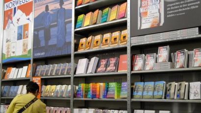 Bild: esa
Auf der Frankfurter Buchmesse präsentieren die Verlage Neuerscheinungen – darunter viele Übersetzungen aus dem Norwegischen und das jüngste Werk von Elena Ferrante.