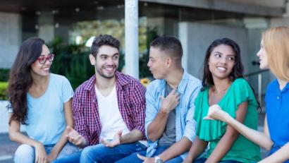 Bild: Daniel Ernst – stock.adobe.com
Wer über den Tag verteilt häufig gute Gespräche führt, ist insgesamt glücklicher als jemand, der nur wenig oder nur sehr oberflächlich mit anderen Menschen spricht.