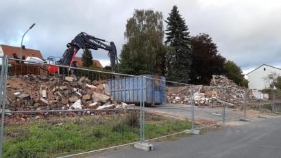 Bild: Lowak
Die ehemaligen Hofbauer-Wohnblocks in der Xaver-Lindner-Straße stehen nicht mehr. An dieser Stelle möchte das Landkreissiedlungswerk neue, barrierefreie Wohnungen bauen.