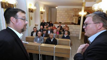 Bild: Wolfgang Steinbacher
Die CSU-Fraktion informierte sich über die geplante Renovierung in der Synagoge mit Rabbiner Elias Dray (links) und OB Michael Cerny.