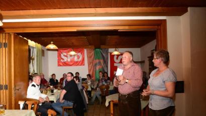 Bild: bey
Dieter Menzl, Ehrenvorsitzender des SPD-Ortsvereins Parkstein und Bettina Eisenbarth, Vorsitzende des SPD-Ortsvereins Heere in Niedersachsen äußern übereinstimmend den Wunsch die Freundschaft fortzusetzen.