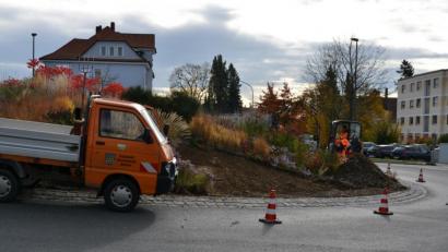 Bild: szl
Acht Frauen und Männer vom Bauhof und der Stadtgärtnerei gestalteten binnen eines Tages den Kreisverkehr in Tirschenreuth um.
