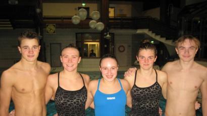 Bild: rbg
Die TSC- Schwimmer Kilian Züllich, Viktoria Bogner, Daria Codlova, Kathrin Bachmeier und Fynn Legat (von links) haben sich für die Bayerischen Kurzbahnmeisterschaften in Nürnberg qualifizieren können.