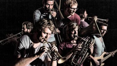 Bild: Atelier Poschauko und Stefan Bausewein
LaBrassBanda rockt nächstes Jahr die Hochofen Plaza.