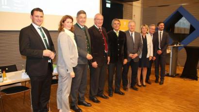 Bild: jrh
Vorstände und Mitglieder des Oberpfalz Marketing: (von links) Thomas Ebeling (Landrat Schwandorf), Tanja Schweiger (Landrätin Regensburg), Handwerkskammer-Präsident Georg Haber, Bezirkstagspräsident Franz Löffler, Regierungspräsident Axel Bartelt, Richard Reisinger (Landrat Amberg-Sulzbach), Professor Andrea Klug (Präsidentin der OTH Amberg-Weiden), Werner Heß (Sparkasse Schwandorf) und Geschäftsführer Christoph Aschenbrenner.