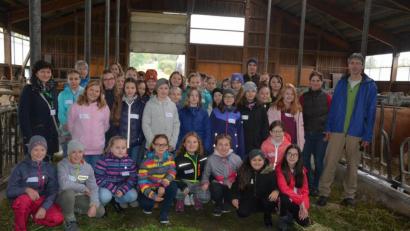 Bild: jr
37 Mädchen der sechsten Jahrgangsstufe der Mädchenrealschule Waldsassen besuchten jetzt den Mark'n-Hof in Groppenheim, im Rahmen des Pilotprojekts „Erlebnis Bauernhof“. Mit dabei war Christiana Enslein (links) vom Amt für Ernährung, Landwirtschaft und Forsten, sowie das Landwirtsehepaar Andreas und Christina Kunz (von rechts).