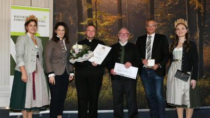 Bild: Angelika Warmuth/StMELF
"Vorbildliche Waldbewirtschaftung" : (von links) Waldkönigin Kerstin Seitz, Ministerin Michaela Kaniber, Eugen Thumann, Michael Graf, Markus Viehauser und Waldprinzessin Elisabeth Hegelberger.