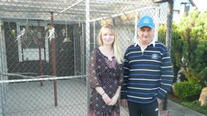 Bild: exb
Willi Kilian führte die Hofer Zoodirektorin Sandra Dollhäupl durch seine Papageien-Anlage.