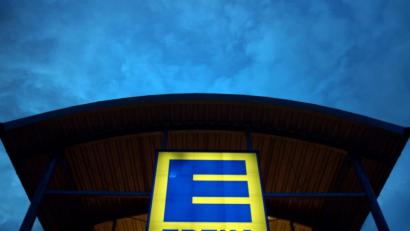 Symbolbild: Federico Gambarini/dpa
Eine Leuchtreklame weist auf einen Edeka-Markt hin.