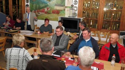 Bild: Dobmeier
„Wir sitzen alle im selben Boot und es ist das Gleiche was uns antreibt“, sagt der Stadtverbandspräsident des Weidener Sports Reinhard Meier (stehend) bezüglich der zukünftigen Zusammenkünfte.