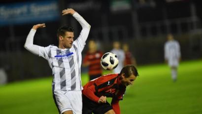 Bild: A. Schwarzmeier
Auf Treffer von Josef Rodler (links, Szene aus der Partie gegen Bad Kötzting) hofft die SpVgg SV Weiden am Freitagabend beim TSV Kareth-Lappersdorf. Dann treffen die beiden besten Defensivreihen der Landesliga Mitte aufeinander.