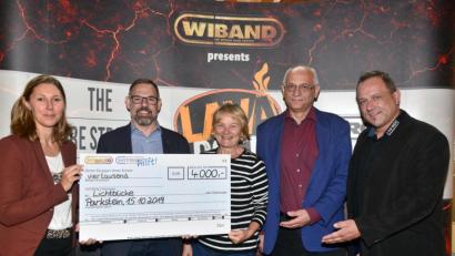 Bild: bey
Die Geschäftsführende Verlegerin Viola Vogelsang-Reichl (links) und Elisabeth Wittmann, Schirmherrin der „Aktion Lichtblicke“ (Mitte), freuen sich über die großzügige Spende der „WiBand“ mit Bandleader Christian Dietl (Zweiter von links) und „Witron hilft“, vertreten durch den Betriebsratsvorsitzenden Anton Adam (Zweiter von rechts). Marcus Fritsch (rechts) hat die Spende aufgestockt.