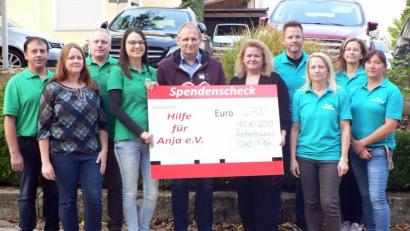 Bild: lep
Die Organisatoren des Spendenlaufes 2019 - das Jugendforum (links) und der Elternbeirat der Grund- und Mittelschule (rechts) - überreichen Michael Sporrer, dem Vorsitzenden des Vereins „Hilfe für Anja“, einen Scheck über 2700 Euro.