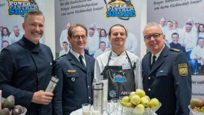 Bild: exb
Sulzbach-Rosenberg präsentiert den Shake in der Geschmacksrichtung Birne. Von links Sternekoch Alexander Herrmann, Bepo-Abteilungsleiter Ludwig Härtl, Küchenchef Thomas Kusikowski und der Präsident der Bereitschaftspolizei, Wolfgang Sommer.