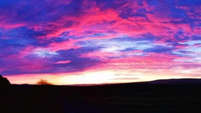 Bild: ind
Das Frühaufstehen hat sich gelohnt: Am Donnerstagmorgen zeigte sich vielerorts im Landkreis ein spektakuläres Farbenspiel am Himmel. Hans Meindl hat dieses Bild bei Krickelsdorf aufgenommen.