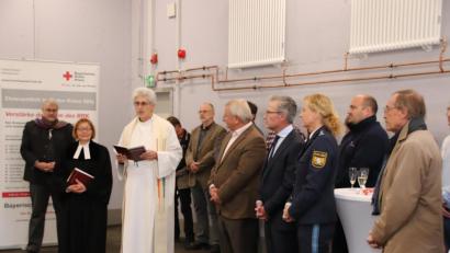 Bild: Thomas Dobler
Der katholische Pfarrvikar Klaus Oskar Lettner (weißer Habit) und die evangelische Pfarrerin Irene Friedrich (daneben) segneten die neue Rettungswache im Beisein von BRK-Kreisgeschäftsführer Otto Josef Langenhan (ganz links) und zahlreichen Rotkreuz-Funktionären und Ehrengästen.