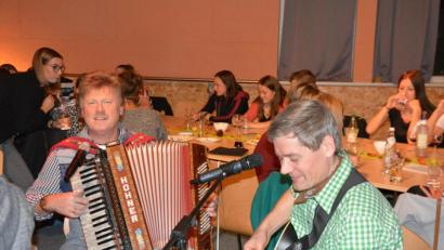 Bild: weu
Alfons Margraf (links) und Markus Lößl unterhielten die Gäste beim Weinabend im Mehrgenerationentreff mit handgemachter Musik.