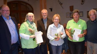 Bild: bö
Für 25 Jahre Mitgliedschaft beim OGV wurden Hedwig Bauer, Brigitte Höllriegl und Veronika Heimler geehrt ((vorne, von links) Dazu gratulierten Zweiter Bürgermeister Manfred Braun, stellvertretende Kreisvorsitzender Eduard Eckl und der Ehrenvorsitzende des OGV Hohenburg Leonhard Ehrensberger (hinten, von links).