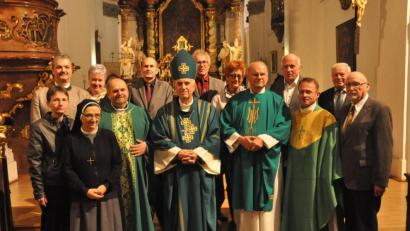 Bild: dob
Zum 80. Geburtstag von Bischof František Radkovský reiste eine Delegation aus Stadt und Pfarrei in die Partnerstadt Stříbro, um persönlich die besten Glück- und Segenswünsche zu überbringen. Mit dabei waren neben Bürgermeister Andreas Wutzlhofer (links) die Fraktionssprecher der Stadt und der ehemalige dritte Bürgermeister Horst Frötschl (rechts), der in Stříbro geboren wurde. Mit Dekan Alexander Hösl (Zweiter von rechts) reiste Pfarrgemeinderätin Kunigunda Hanauer (Sechste von rechts) ins Nachbarland.