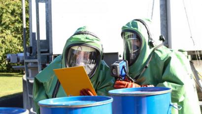 Bild: egl
Mit der Wärmebildkamera und anhand eines Erkundungsblattes mussten die Einsatzkräfte Inhalt und Füllhöhe dieser Fässer herausfinden.