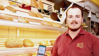 Bild: Thomas Dobler
Der junge Bäckermeister Christoph Ritz schwört auf die Smartphone-App "Too Good To Go", mit deren Hilfe sich die Vernichtung überschüssiger Lebensmittel deutlich reduzieren lässt.