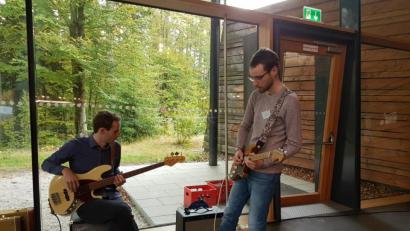 Bild: exb/Hannes Gilch
Die MiVoh-Vorsitzenden Hannes Gilch und Paul Hüttl (rechts) geben beim Forum „HeimatUnternehmen“ ein kleines Live-Konzert.