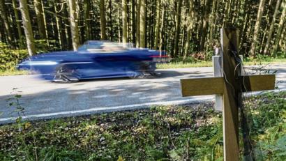 Bild: Armin Weigl/dpa
Ein Holzkreuz bei Kalteck (Landkreis Regen) markiert die Stelle, an der ein Familienvater starb und sein zehnjähriger Sohn schwer verletzt wurde. Sie wurden Opfer eines Rennens zwischen einem Audi und einem Motorrad.
