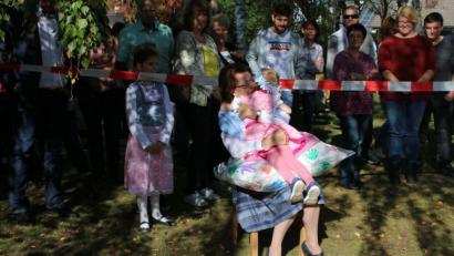 Bild: sne
"Maria, geh nicht!" Eines der Kinder drückt Maria Schwerdtfeger ein letztes Mal, bevor sie den Kindergarten verlässt.