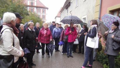 Bild: ld
Barbara Müller empfing die Gruppe in Speinshart und führte sie durchs Klosterdorf.